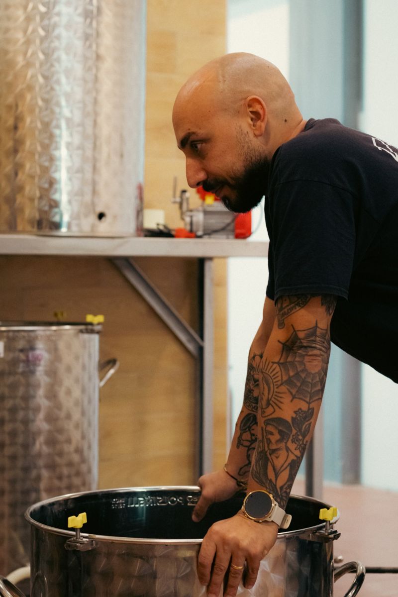 Al lavoro tra i serbatoi in acciaio del laboratorio
